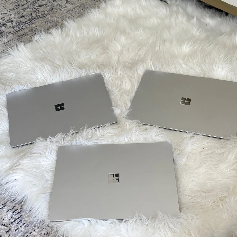 LMicrosoft Windows surface laptop GHZ i7(10th) 256gb SDD WIFI 16gb
